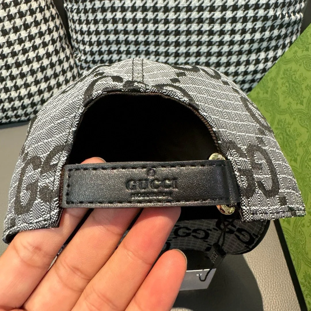 Gucci - Простая бейсболка с двойной буквой G - Серая