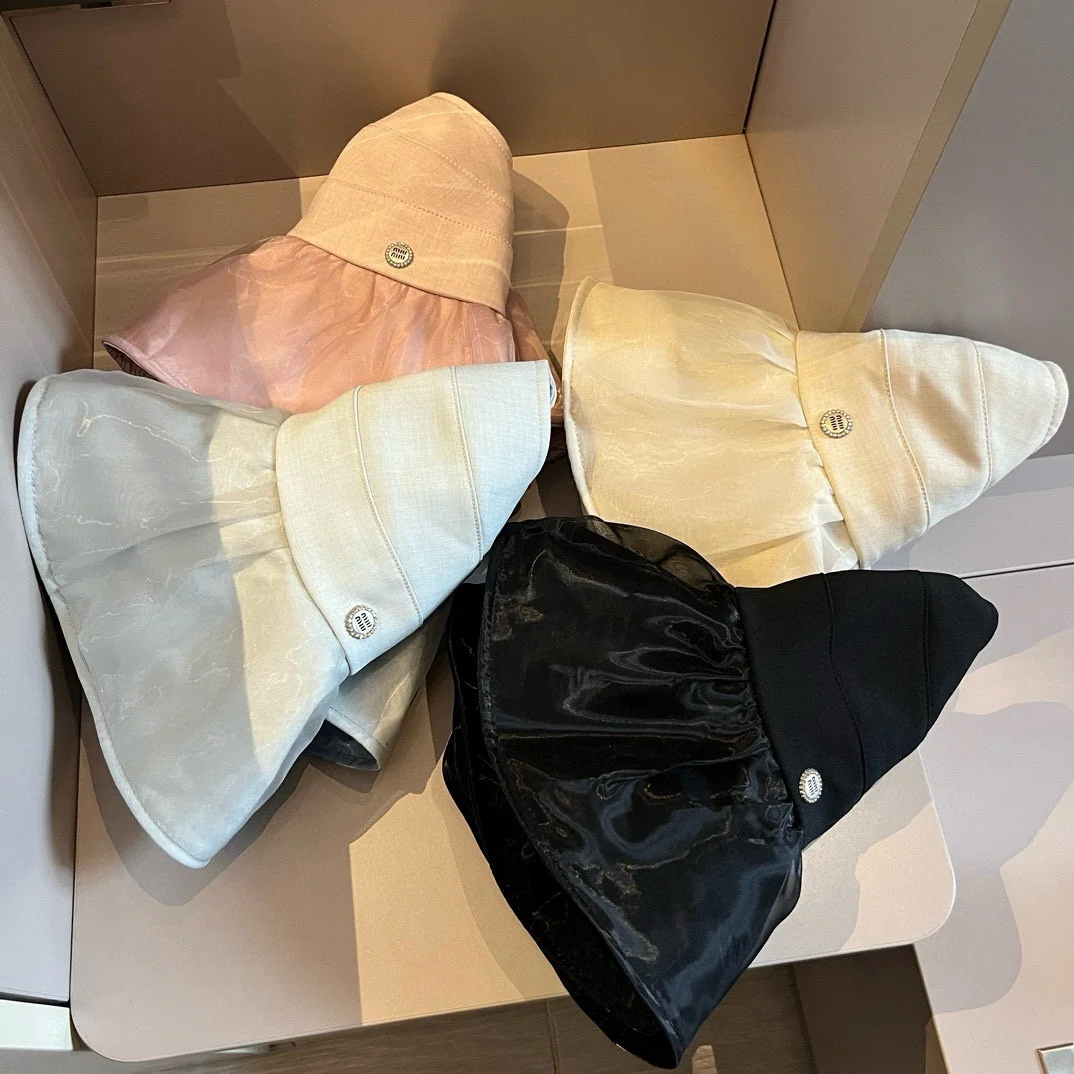 Miu Miu - Новая элегантная и свежая солнцезащитная шляпа 2024 года - белая.