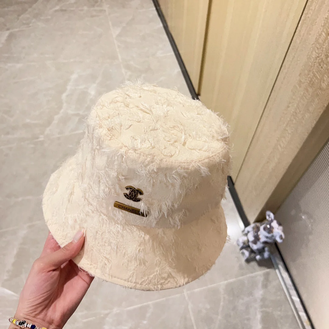 Новая коллекция Chanel ?Рыбацкая шляпа? сезона начало осени 2023 года — с перьями — белая.