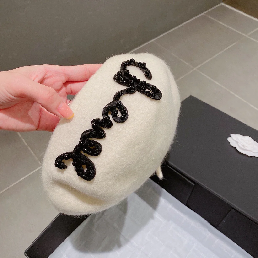 Шерстяной берет Chanel с вышивкой жемчугом - белый