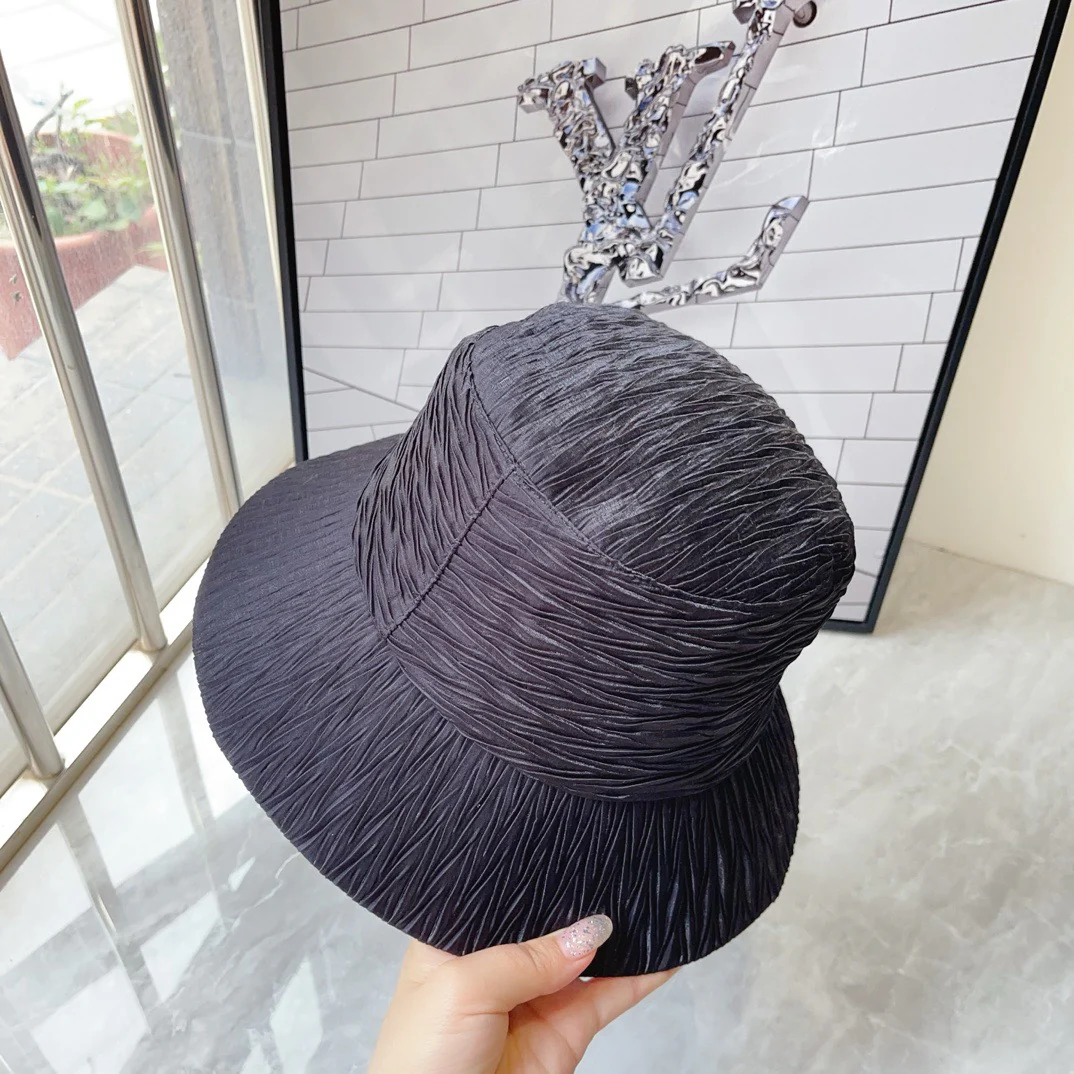 Панама Miu Miu с текстурированными рюшами и объемным дизайном - черная