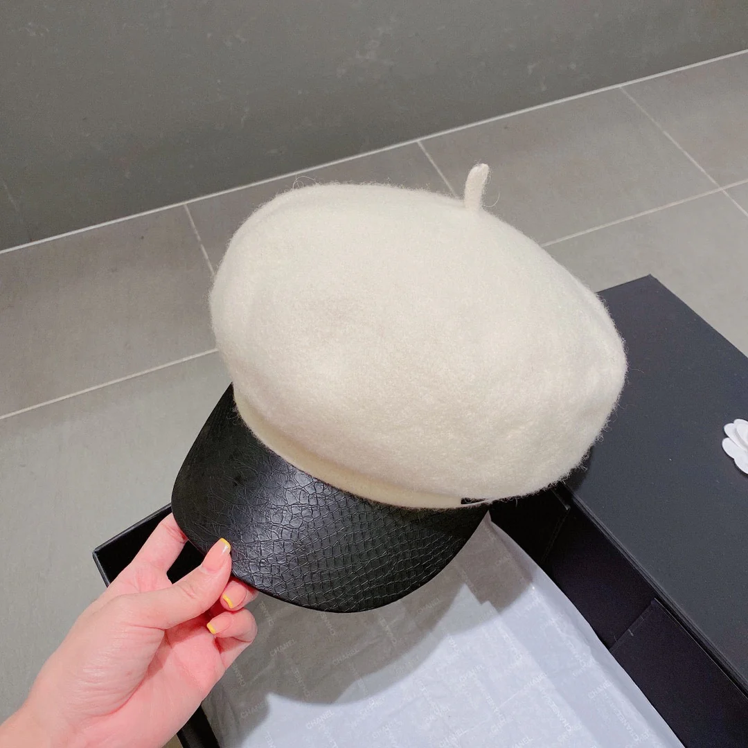 Chanel - Шерстяная военная кепка с клювом-?уточкой? - Белая