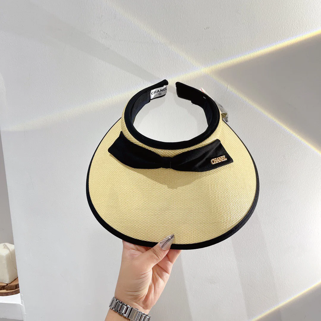 Соломенная шляпа от солнца Chanel 2022 года - с открытой шириной.