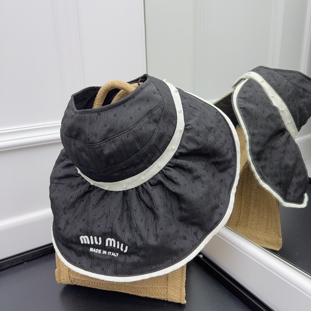 Miu Miu - Элегантная солнцезащитная шляпа с жемчужным принтом и солнцезащитным кремом.