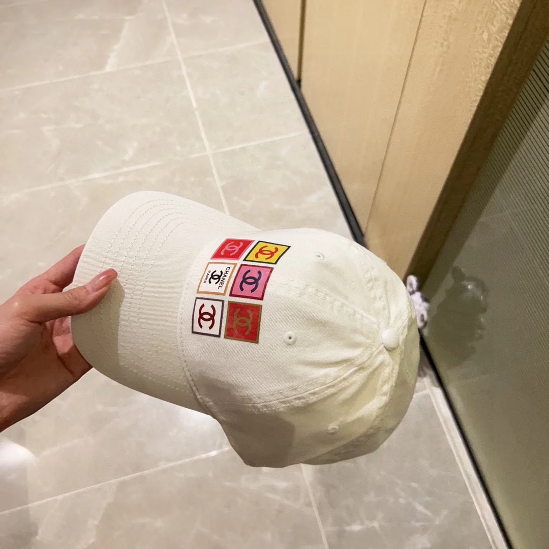 Бейсболка Chanel 2023 года, новая модель, с шестью панелями.