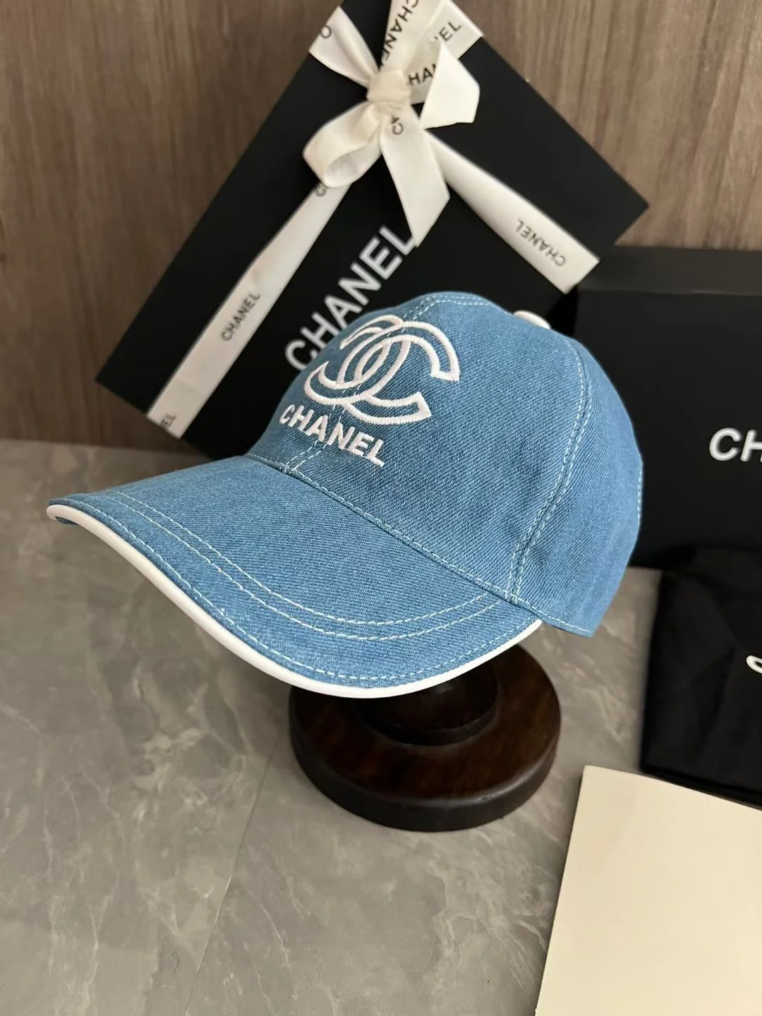 Бейсболка Chanel в ковбойском стиле с объемной вышивкой