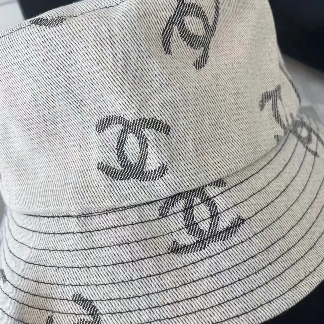 Chanel - Новая универсальная рыбацкая шляпа с двойной буквой С.