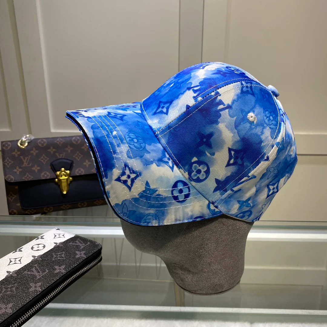 Бейсболка, окрашенная в стиле LV.