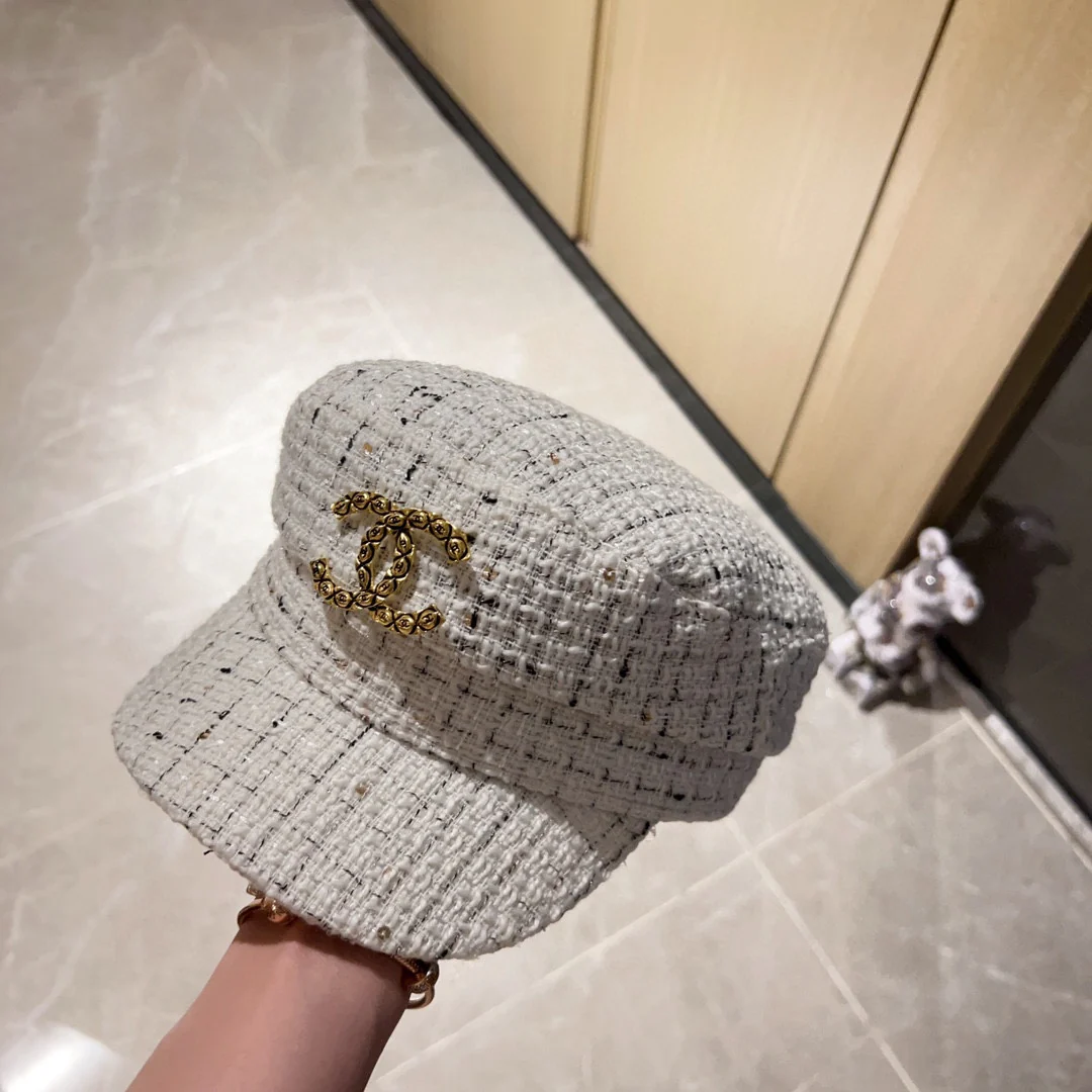 Миниатюрный металлический берет Chanel 2023 года с логотипом — белый.