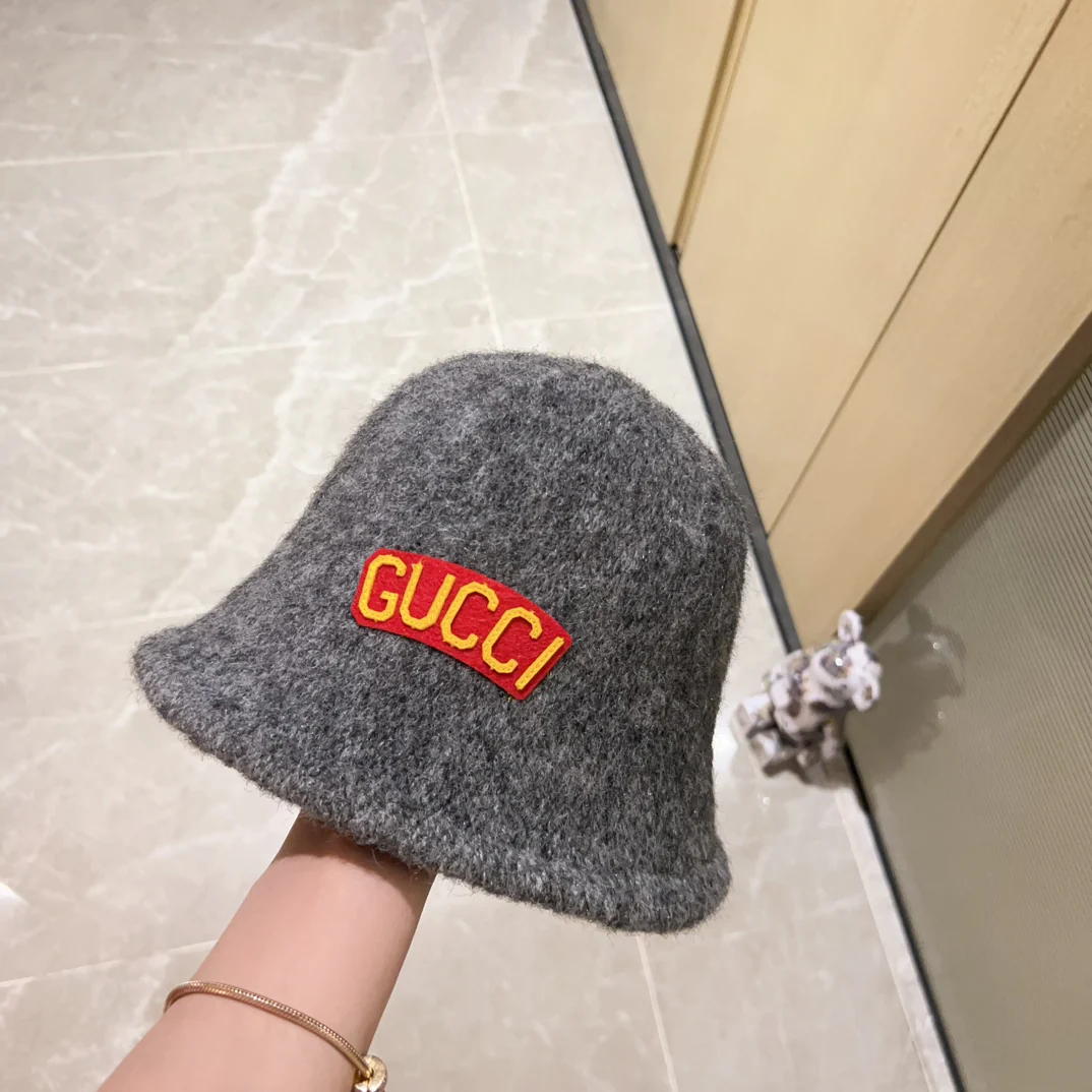 Новая кашемировая рыбацкая шляпа Gucci из коллекции осень/зима 2023 — темно-серая.