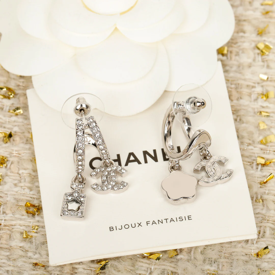Асимметричные серебряные серьги Chanel 25 пенсов - Флакон духов - Камелия