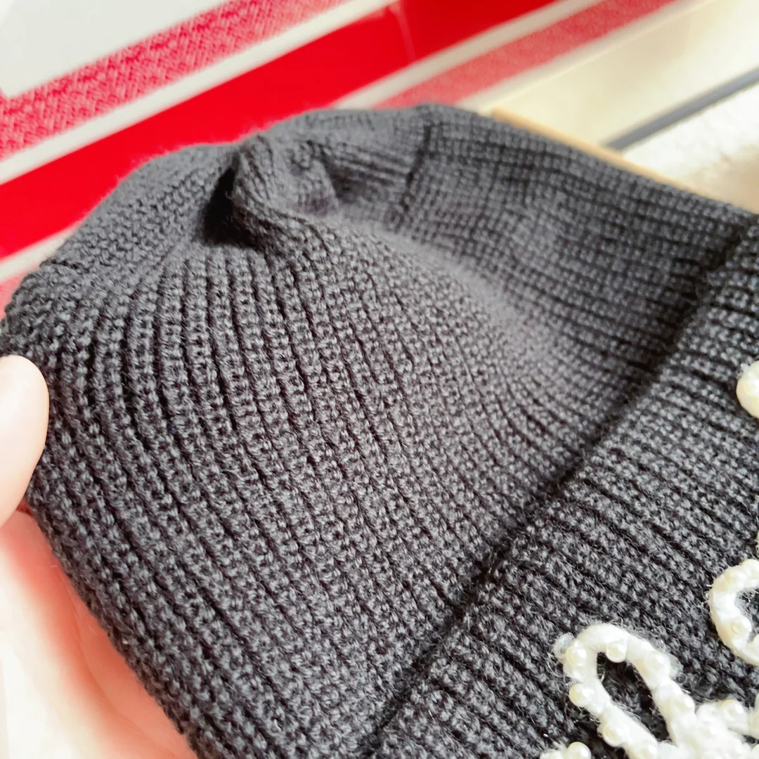 Плетеная шляпа Chanel с надписью курсивом — черная