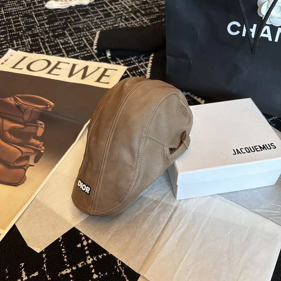 Dior - Кожаная кепка в стиле ретро, ??осень/зима