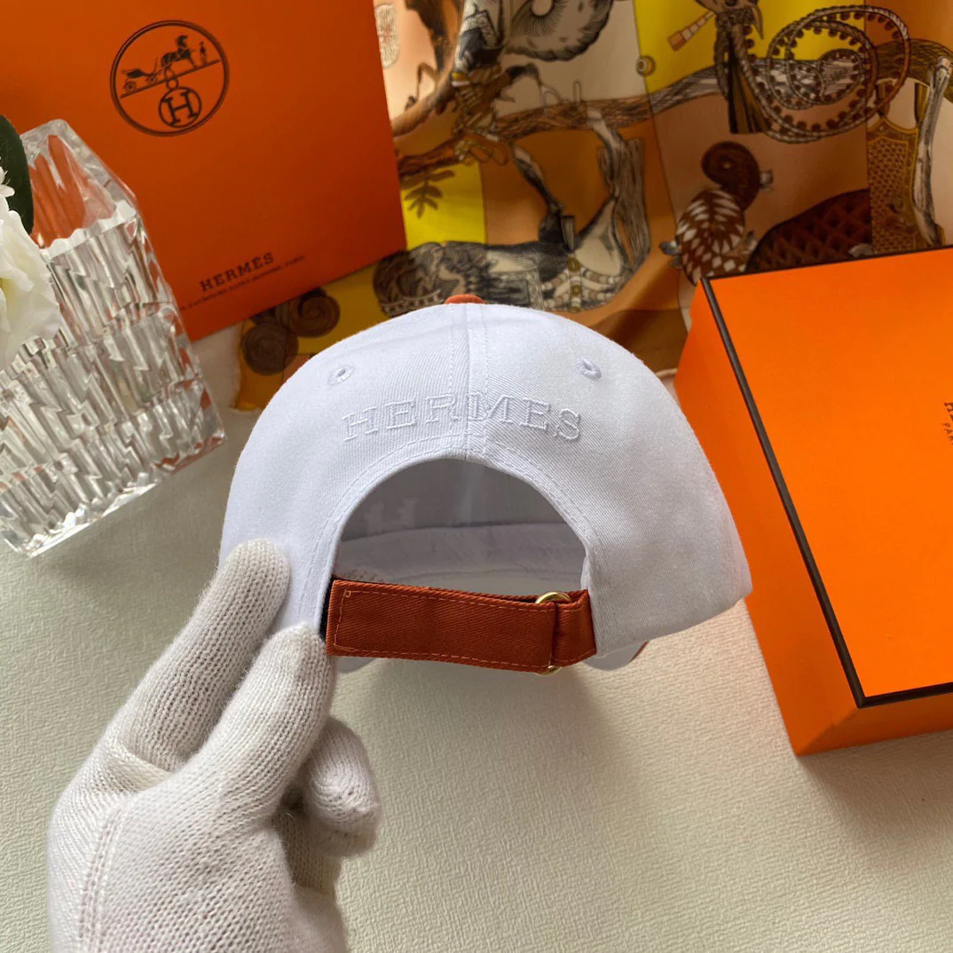 Вышитая бейсболка Hermes - белая