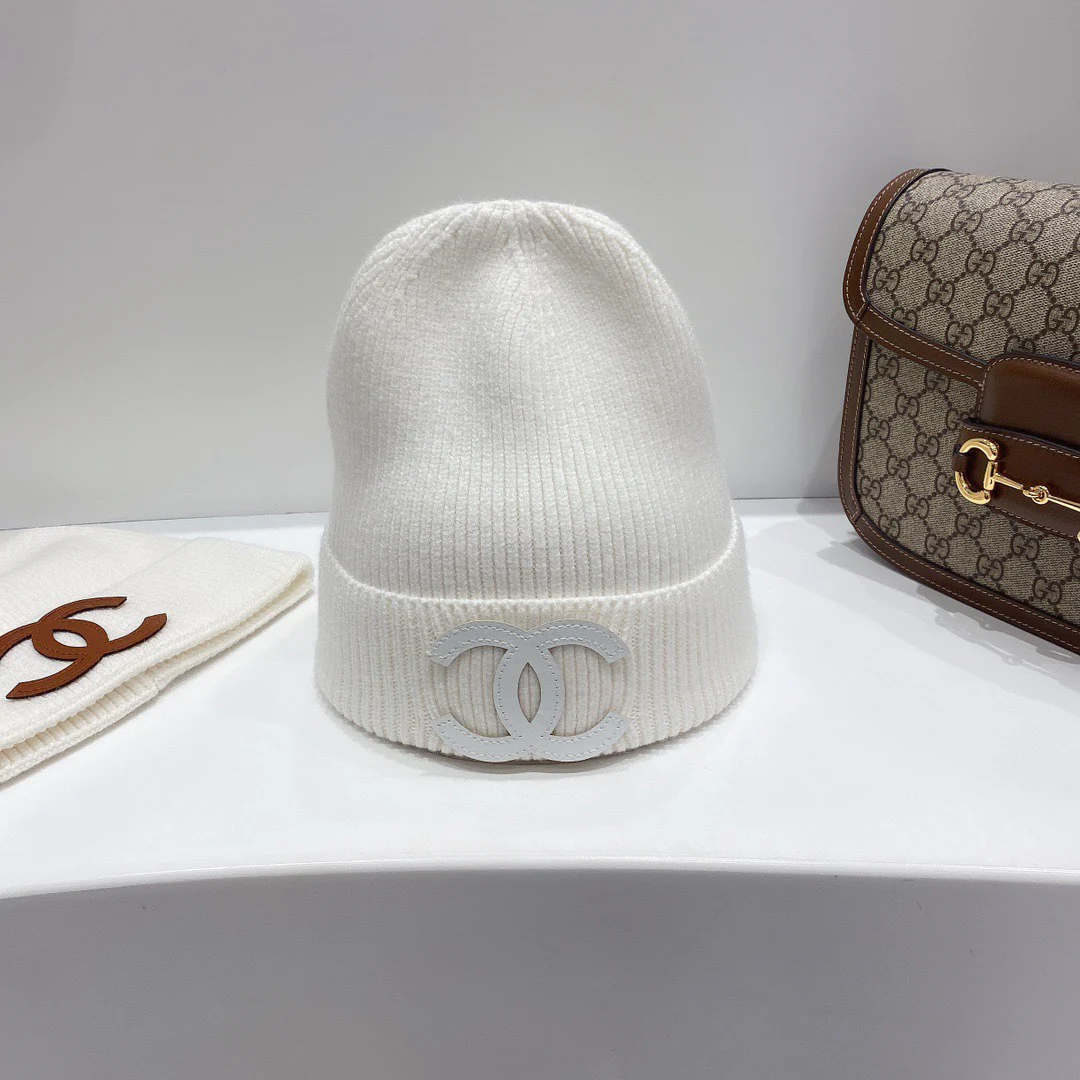 Вязаная шапка Chanel - популярный товар в интернете - белая