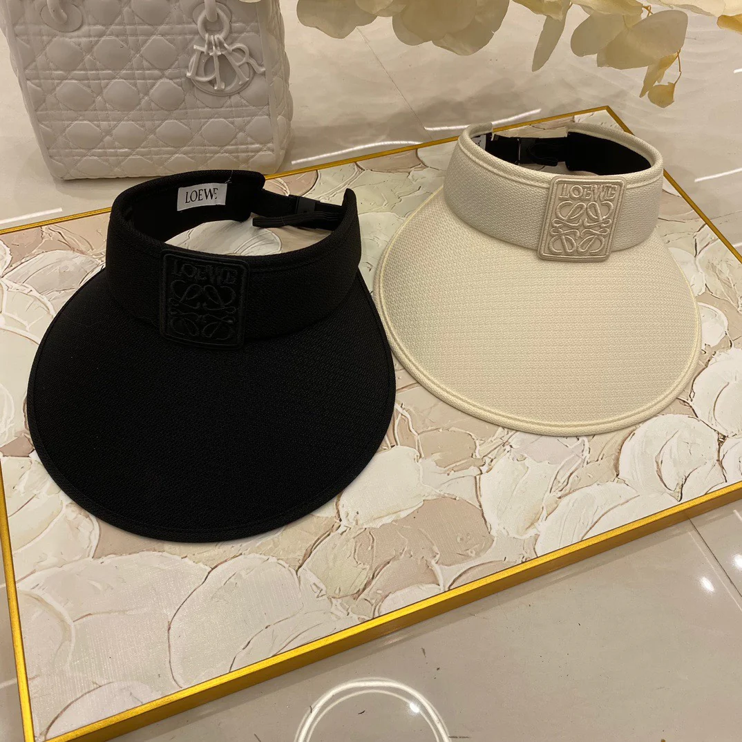 Новая модель от LOUE — солнцезащитная шляпа с вафельной клеткой.