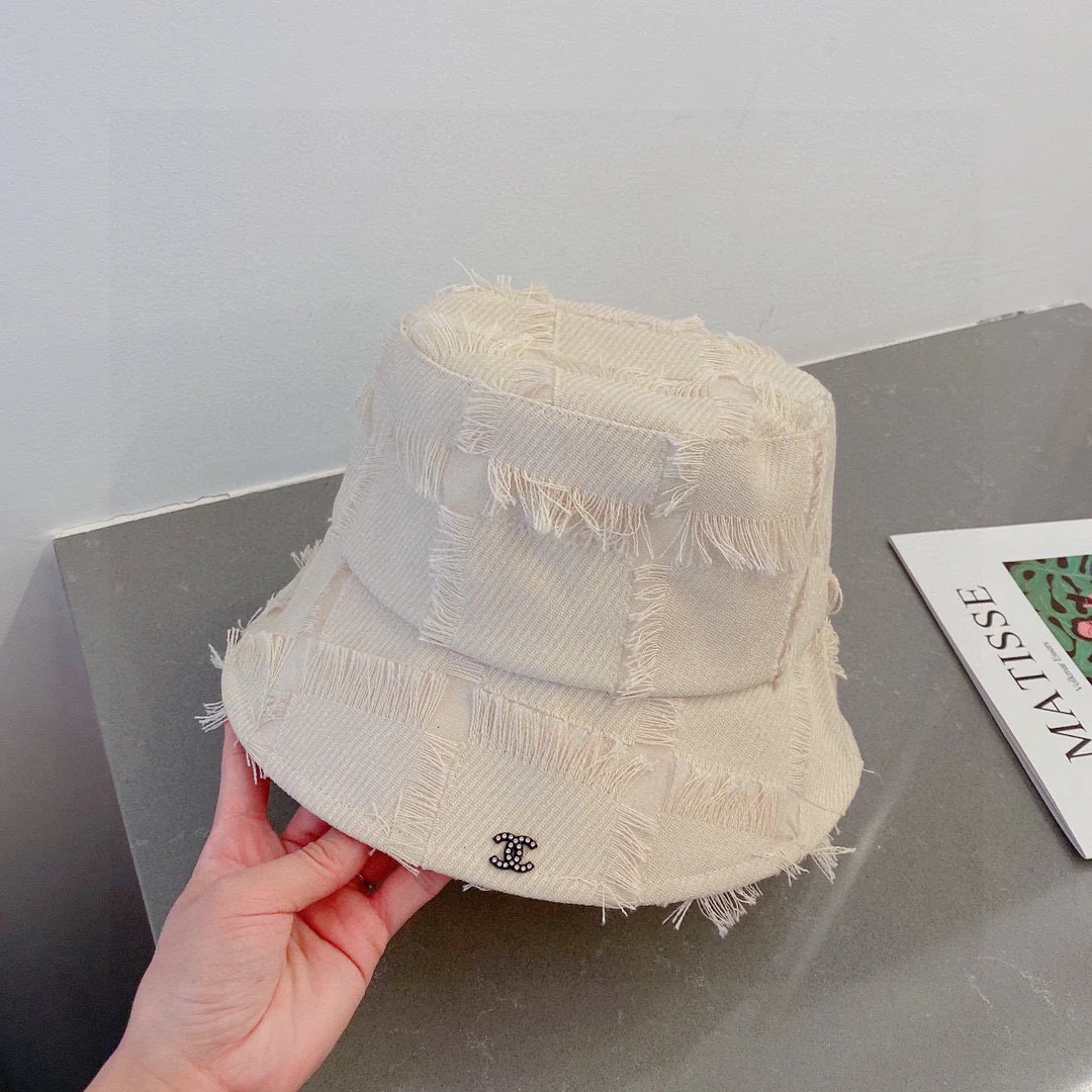 Новинка сезона весна/осень 2023 от Chanel - Зачесанная назад рыбацкая шляпа - кремовый цвет