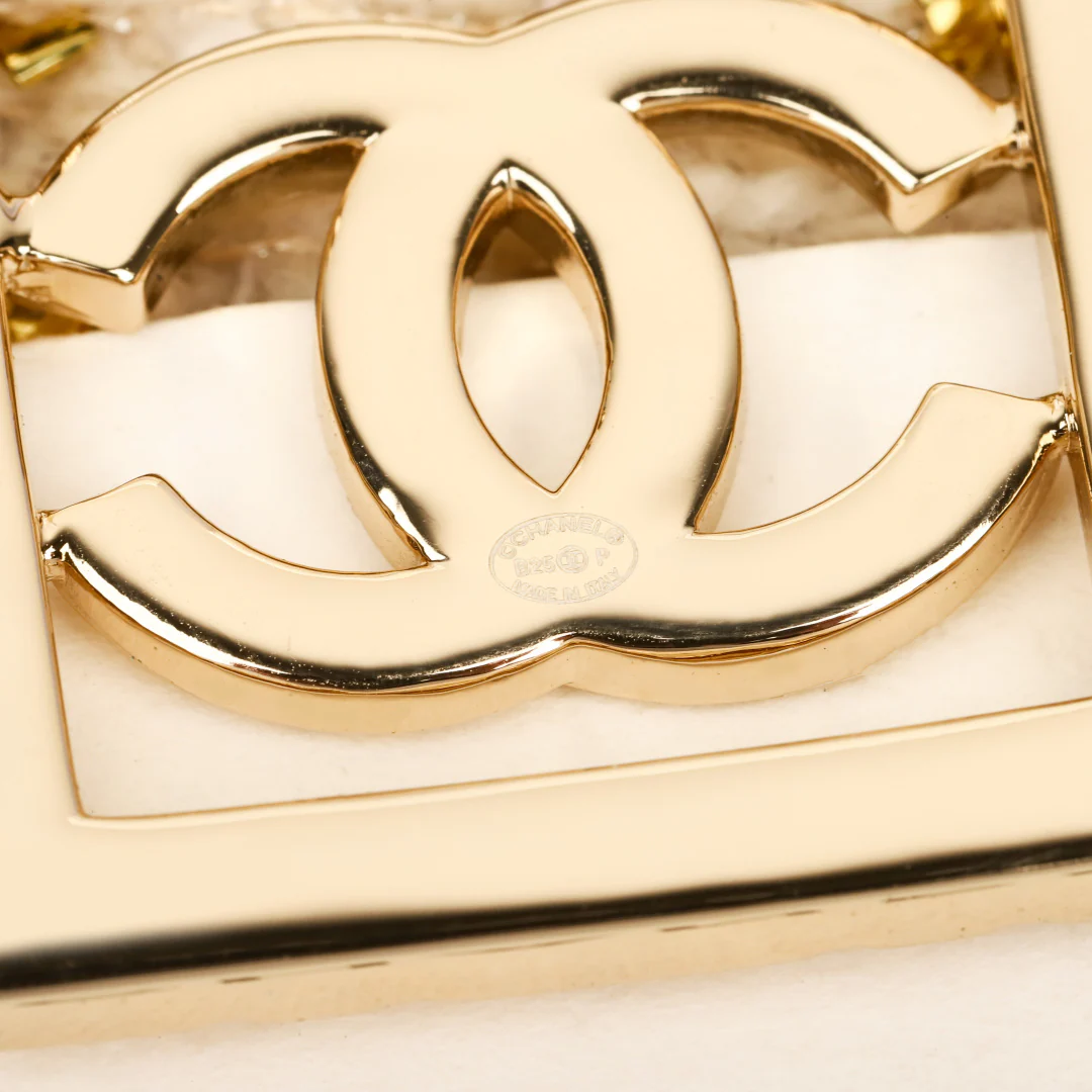 Квадратная ажурная брошь Chanel 25 пенсов.