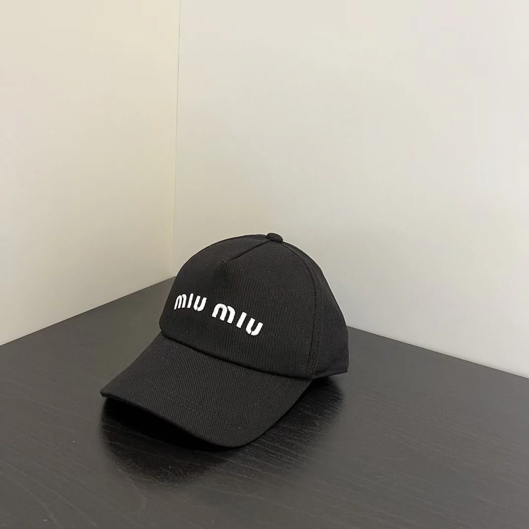 Бейсболка с вышитым логотипом Miu Miu - черная