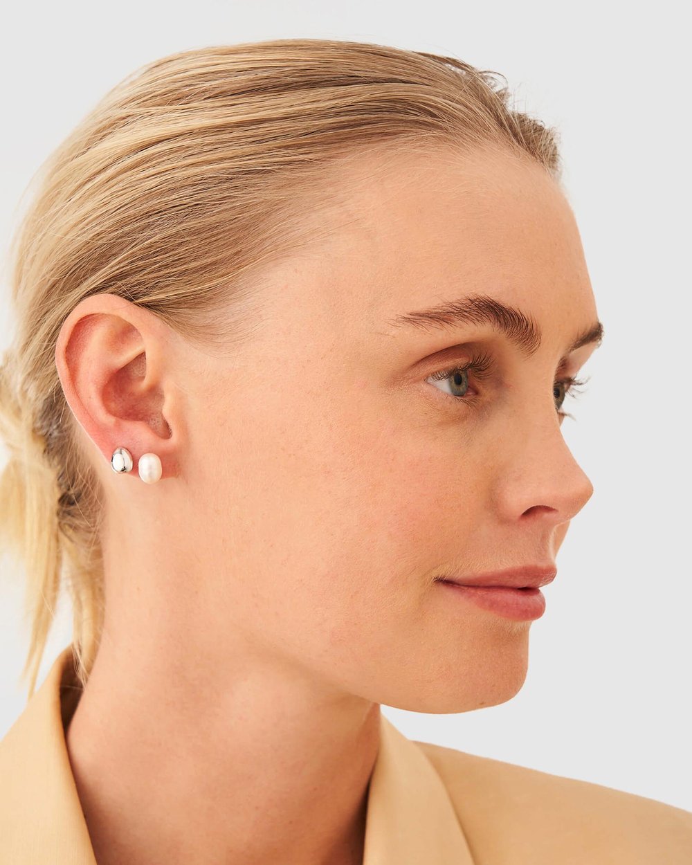 Violet Pearl Stud Set