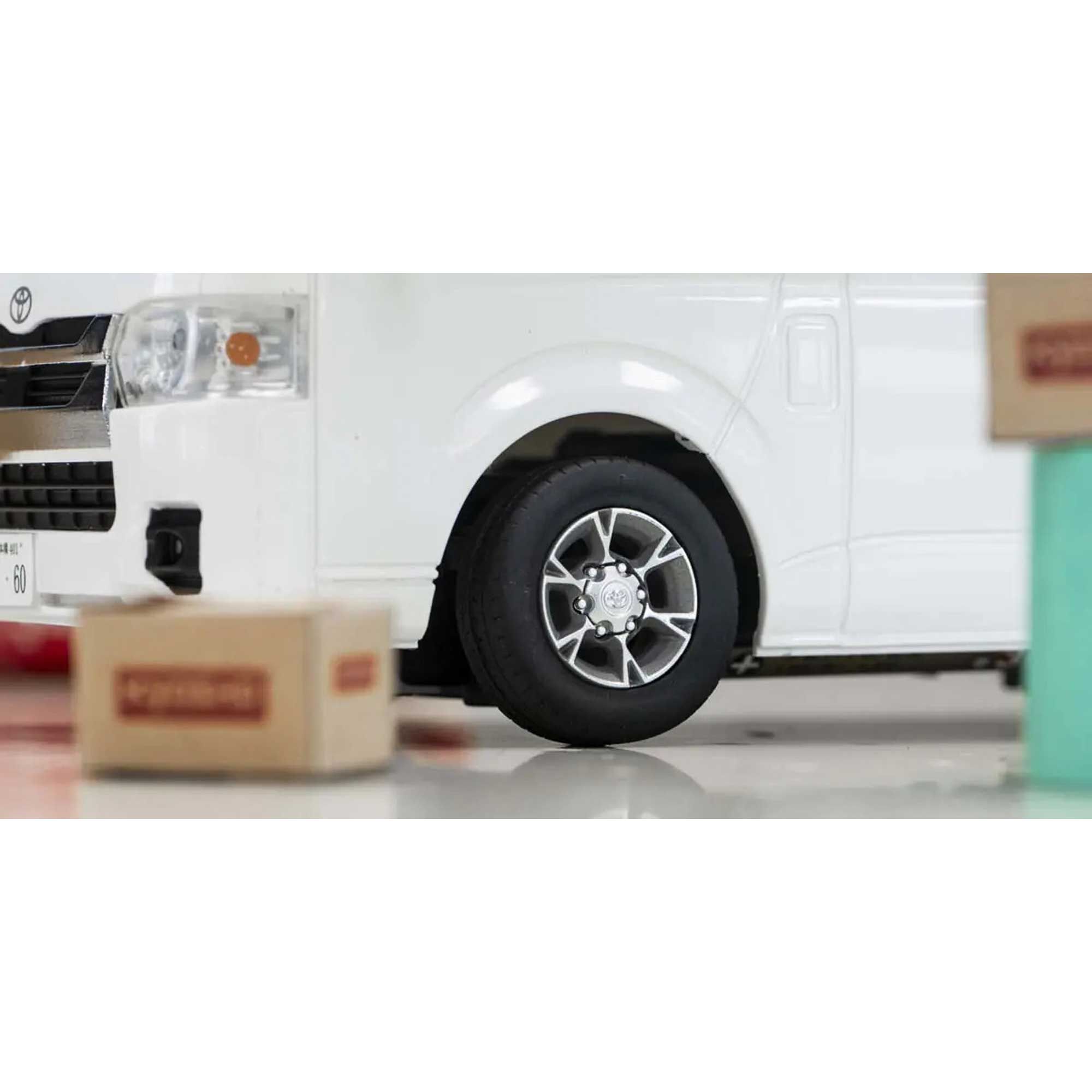 Kyosho 1/28 Hi-Ace Super GL 2WD On-Road First Mini-Z RTR, White