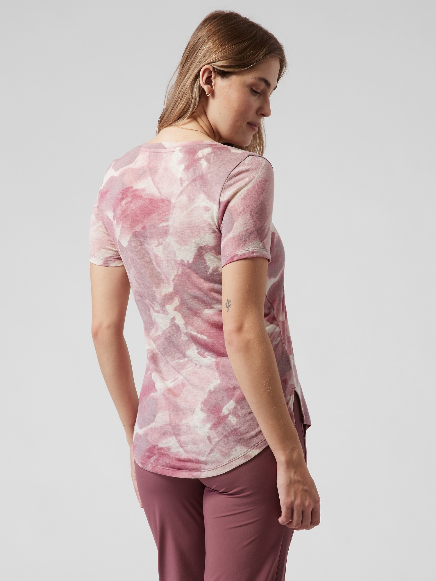 Breezy Scoop V Tee