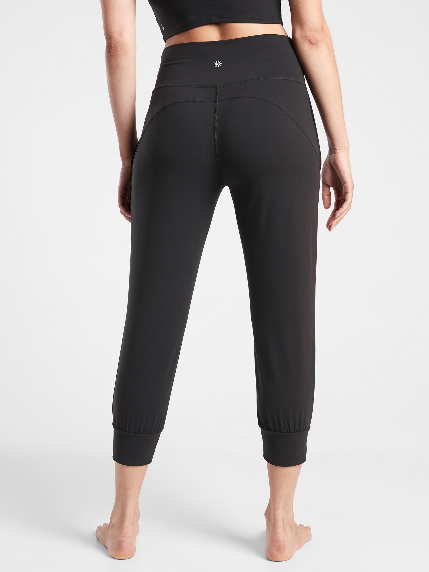 Salutation Crop Jogger