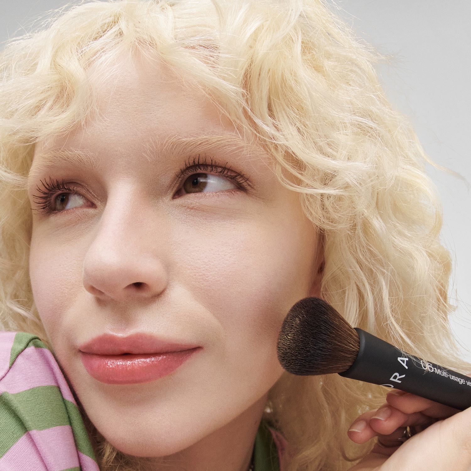 06 La Brocha Multiusos para el Rostro - Aplicaci&oacute;n intuitiva, acabado perfecto