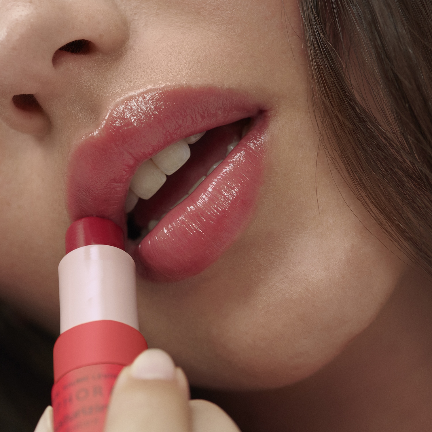 B&aacute;lsamo labial hidratante - Cuidado labial con 8 horas de hidrataci&oacute;n.