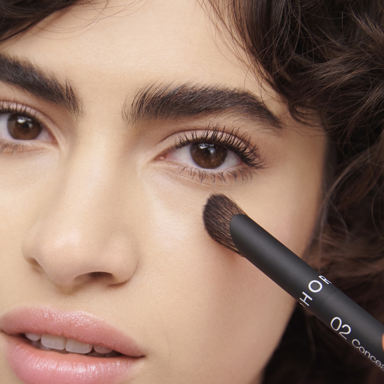 02 Brocha Antiojeras - Aplicaci&oacute;n intuitiva, acabado perfecto