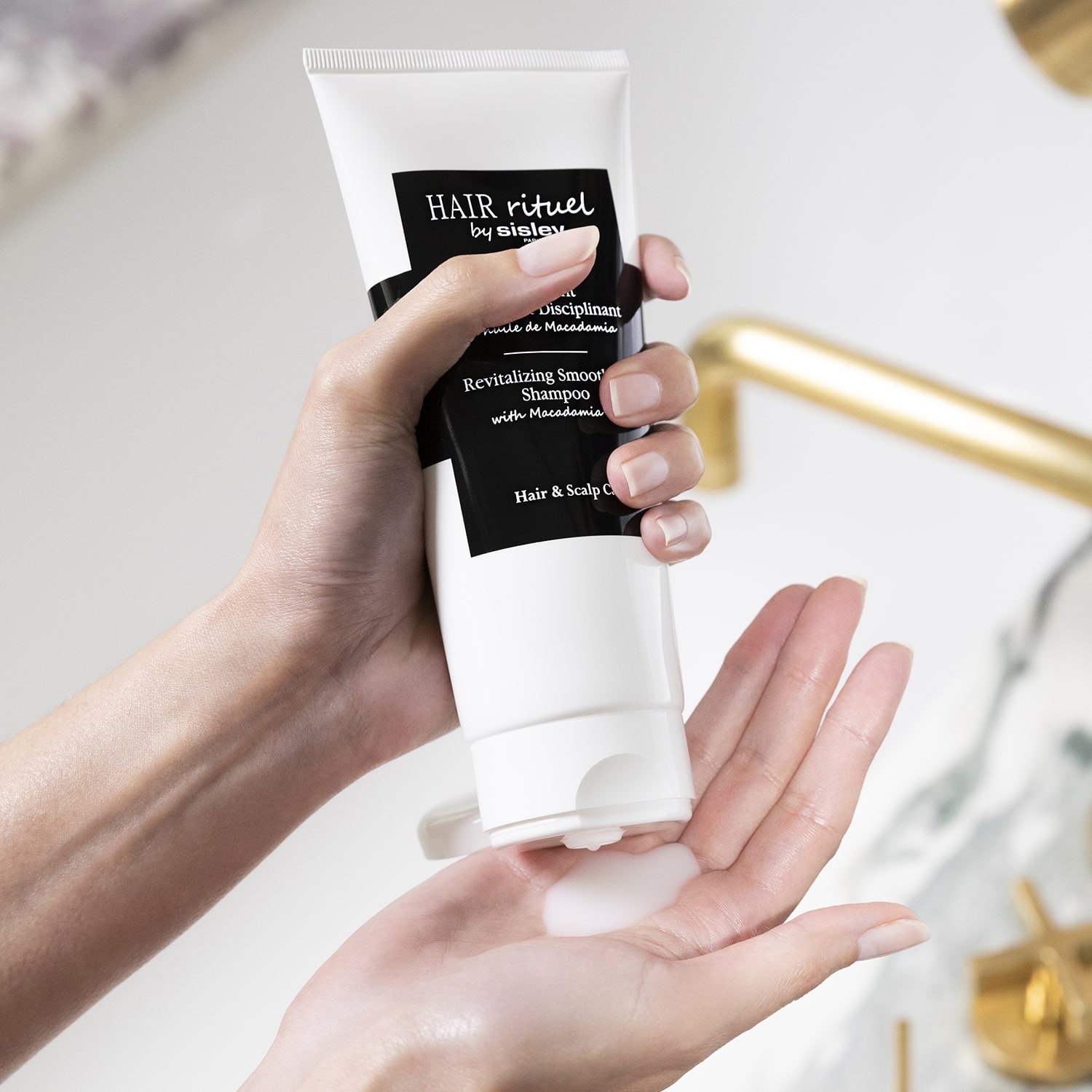 Soin Lavant Disciplinant &agrave; l'huile de Macadamia - Champ&uacute; revitalizante