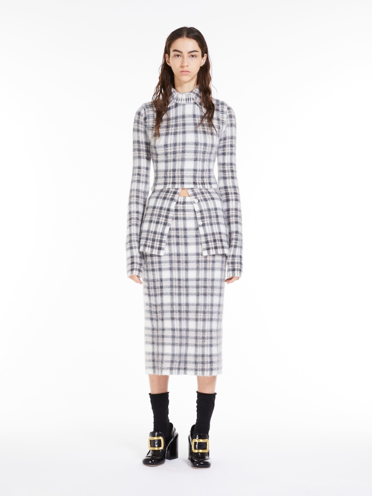 Sleeveless knit fabric top