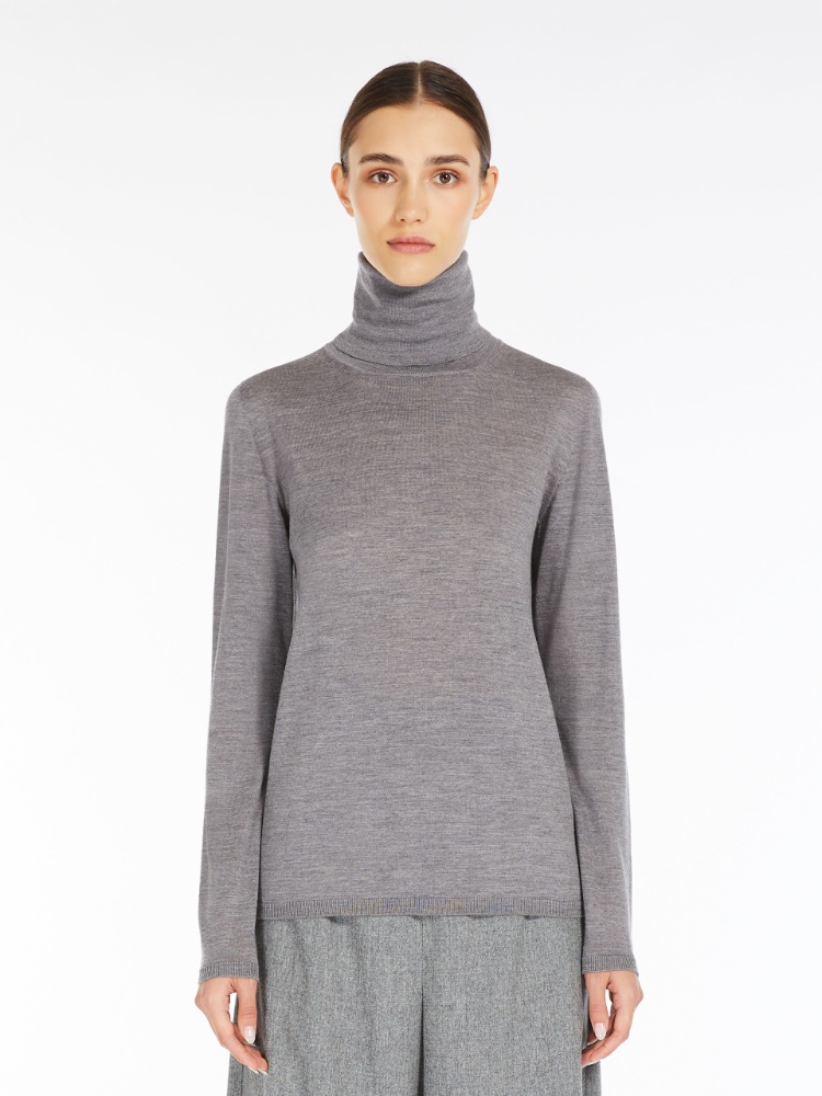 Lightweight wool turtleneck
