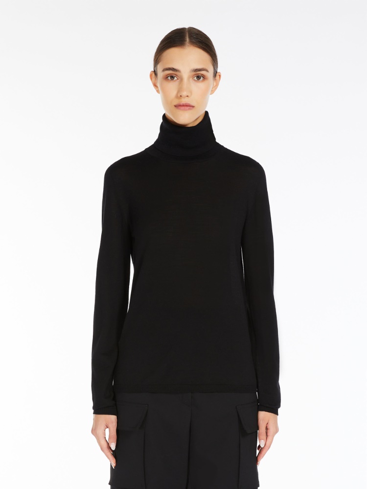Lightweight wool turtleneck