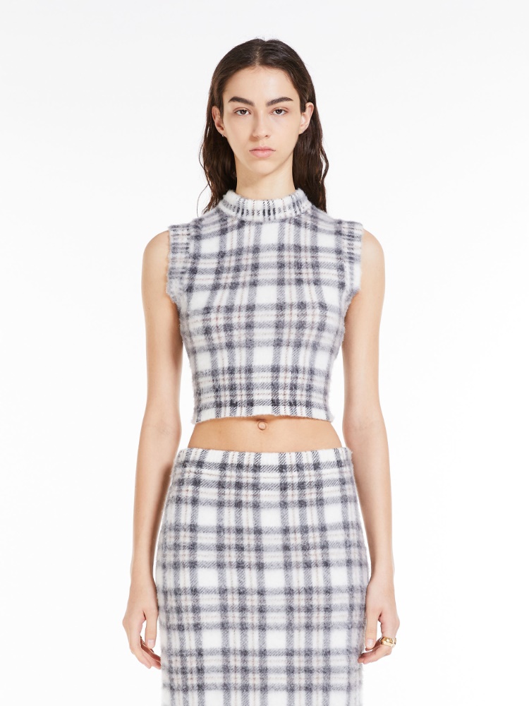 Sleeveless knit fabric top