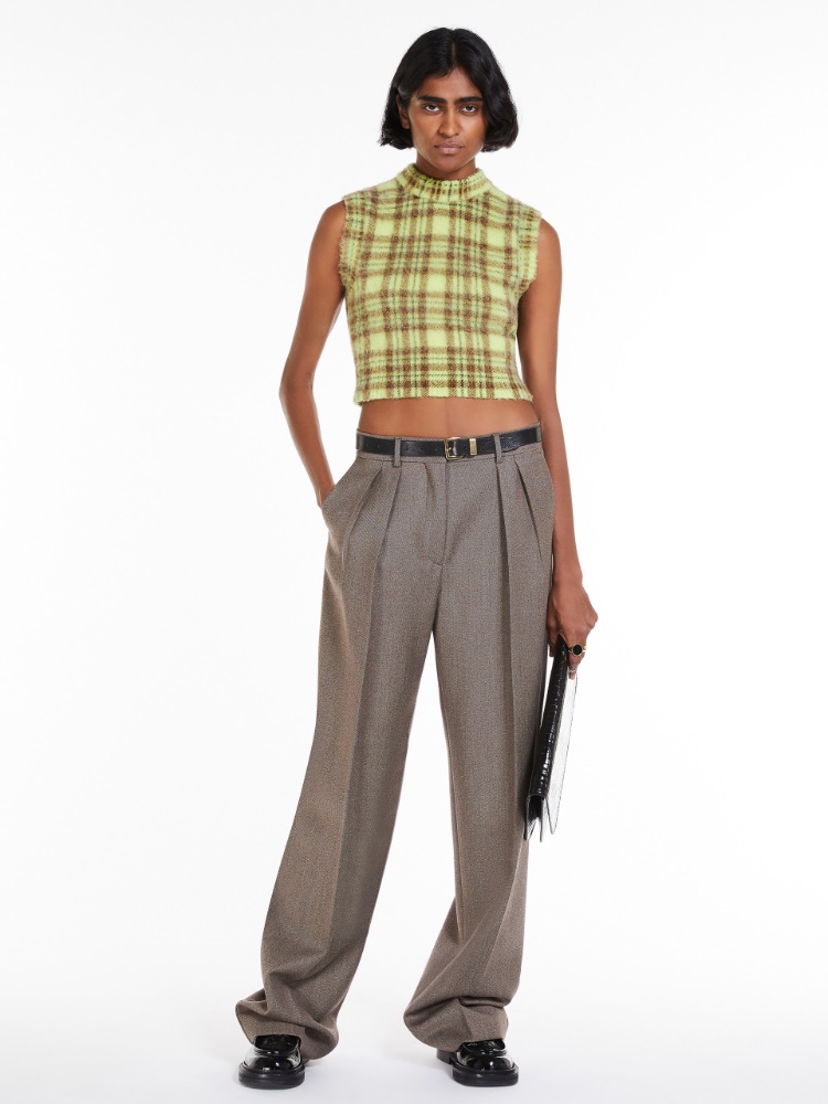 Sleeveless knit fabric top