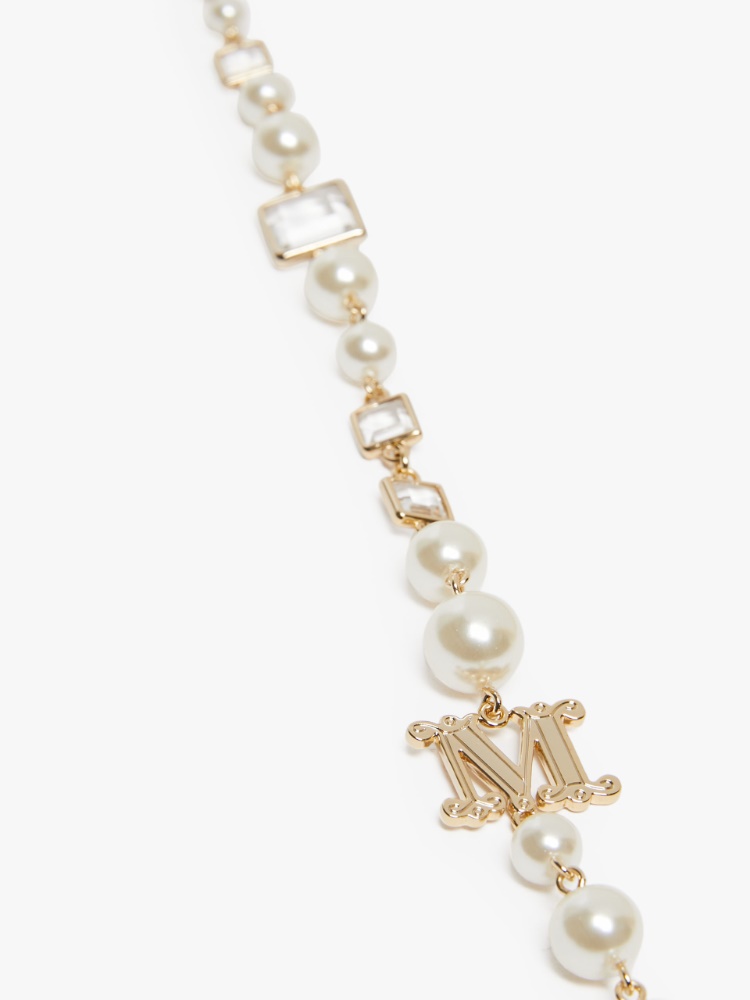 Necklace with pearls
