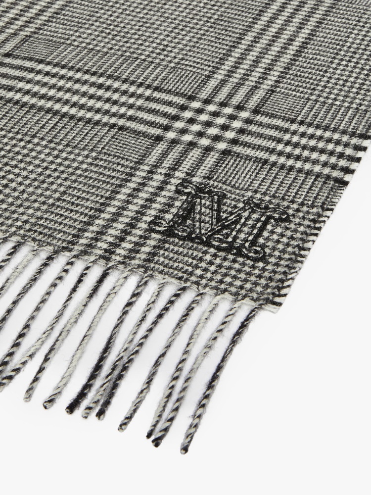 Jacquard baby alpaca stole with embroidery