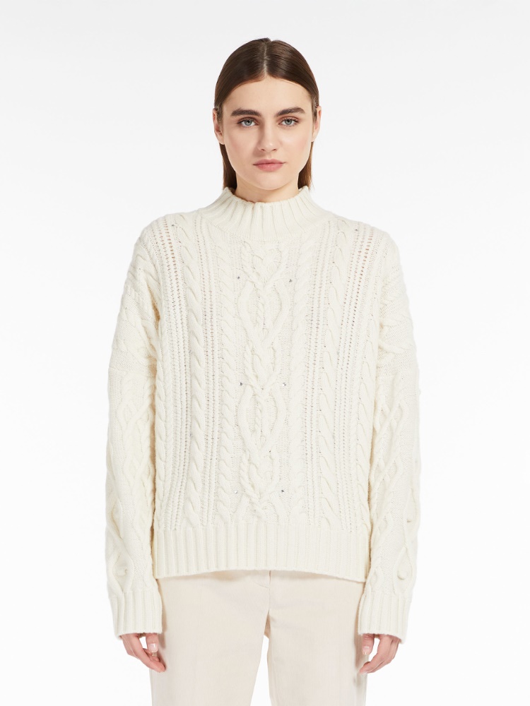 Wool yarn sweater