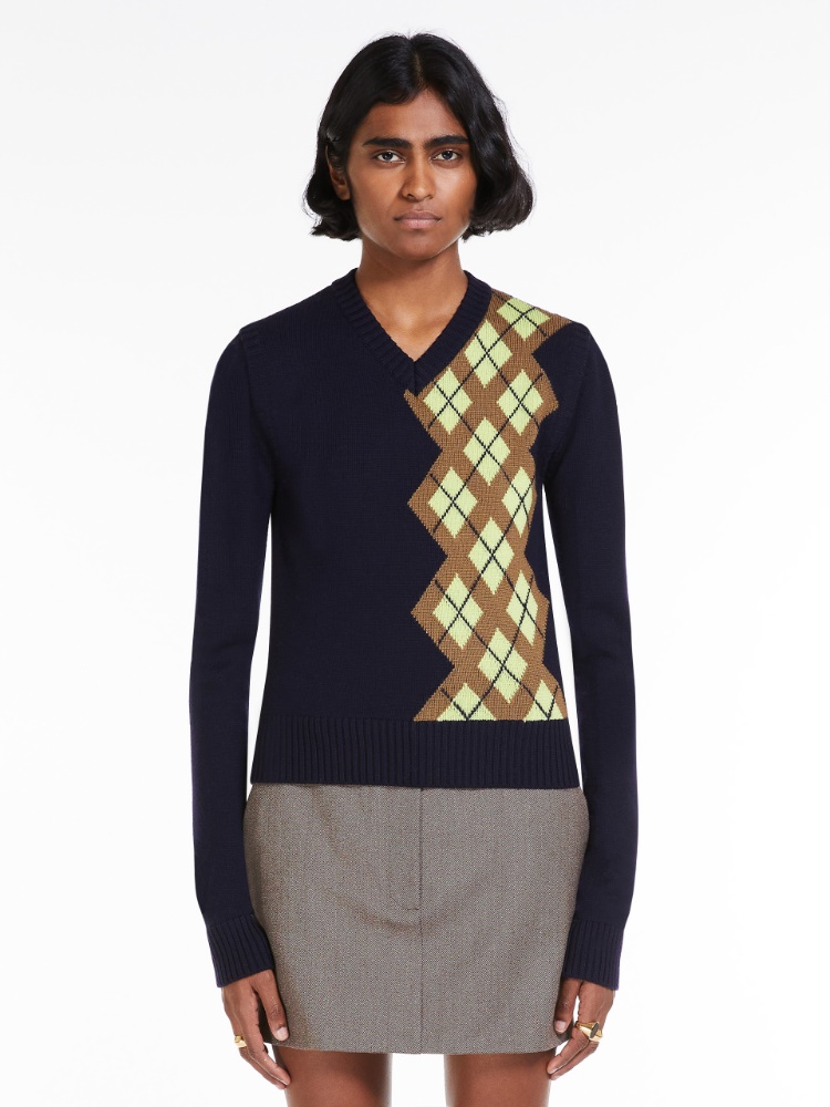 Fitted jumper with detachable sleeves