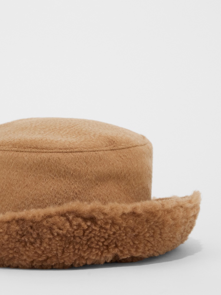 Reversible Teddy fabric and camel colour hat
