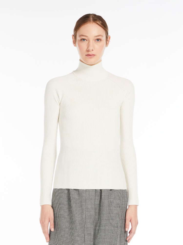 Stretch wool turtleneck