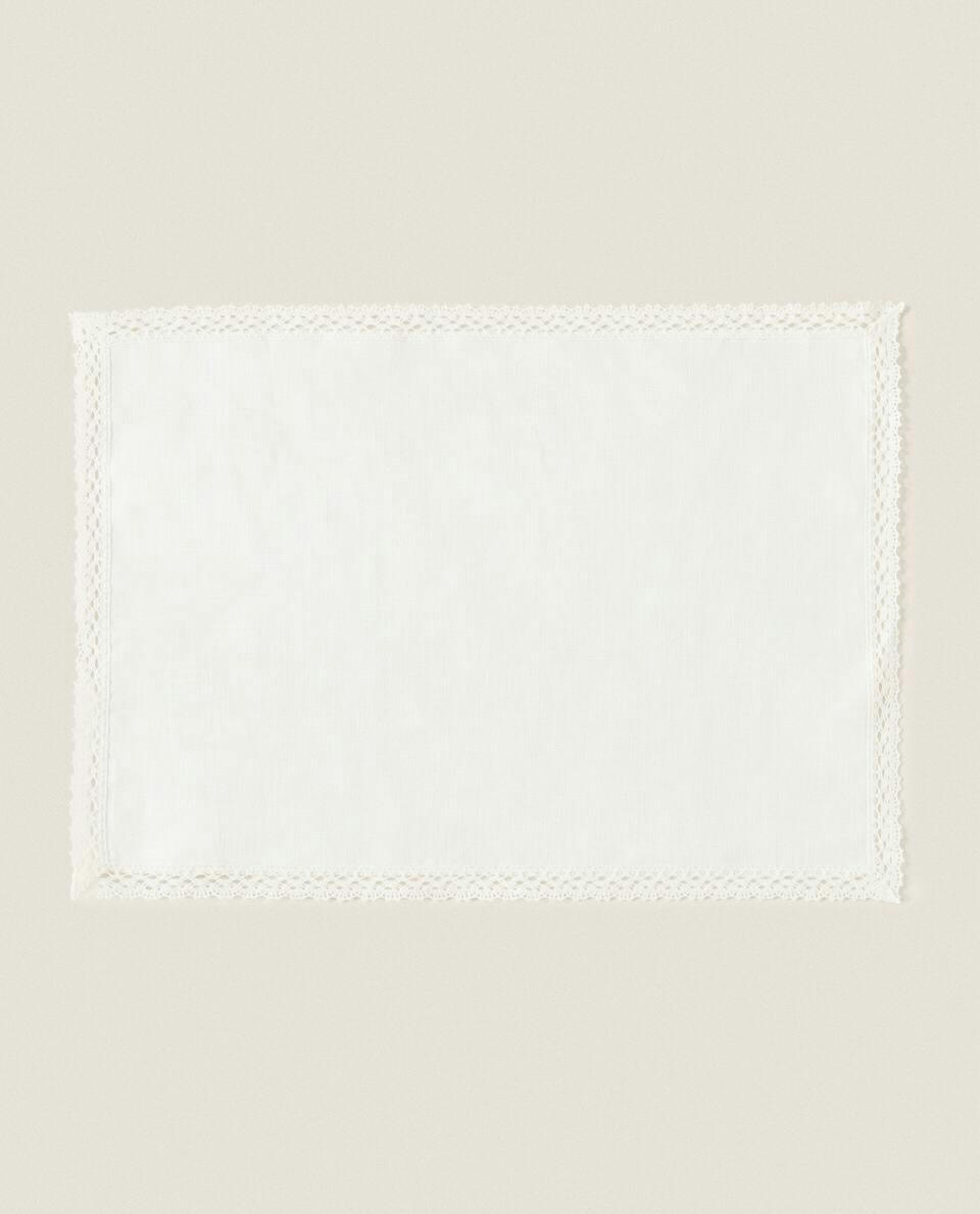 LINEN PLACEMAT WITH LACE TRIM