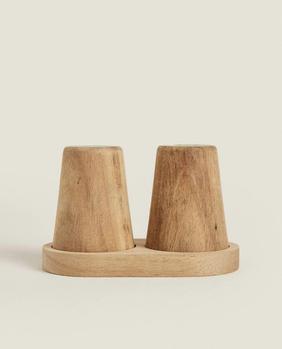 WOODEN SALT AND PEPPER SHAKER SET