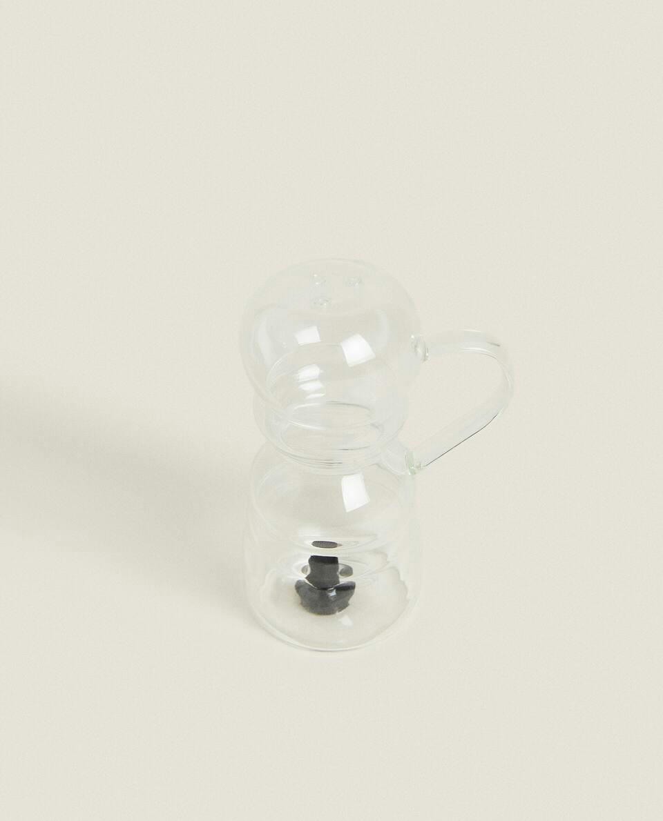 BOROSILICATE GLASS SALT SHAKER WITH HANDLE