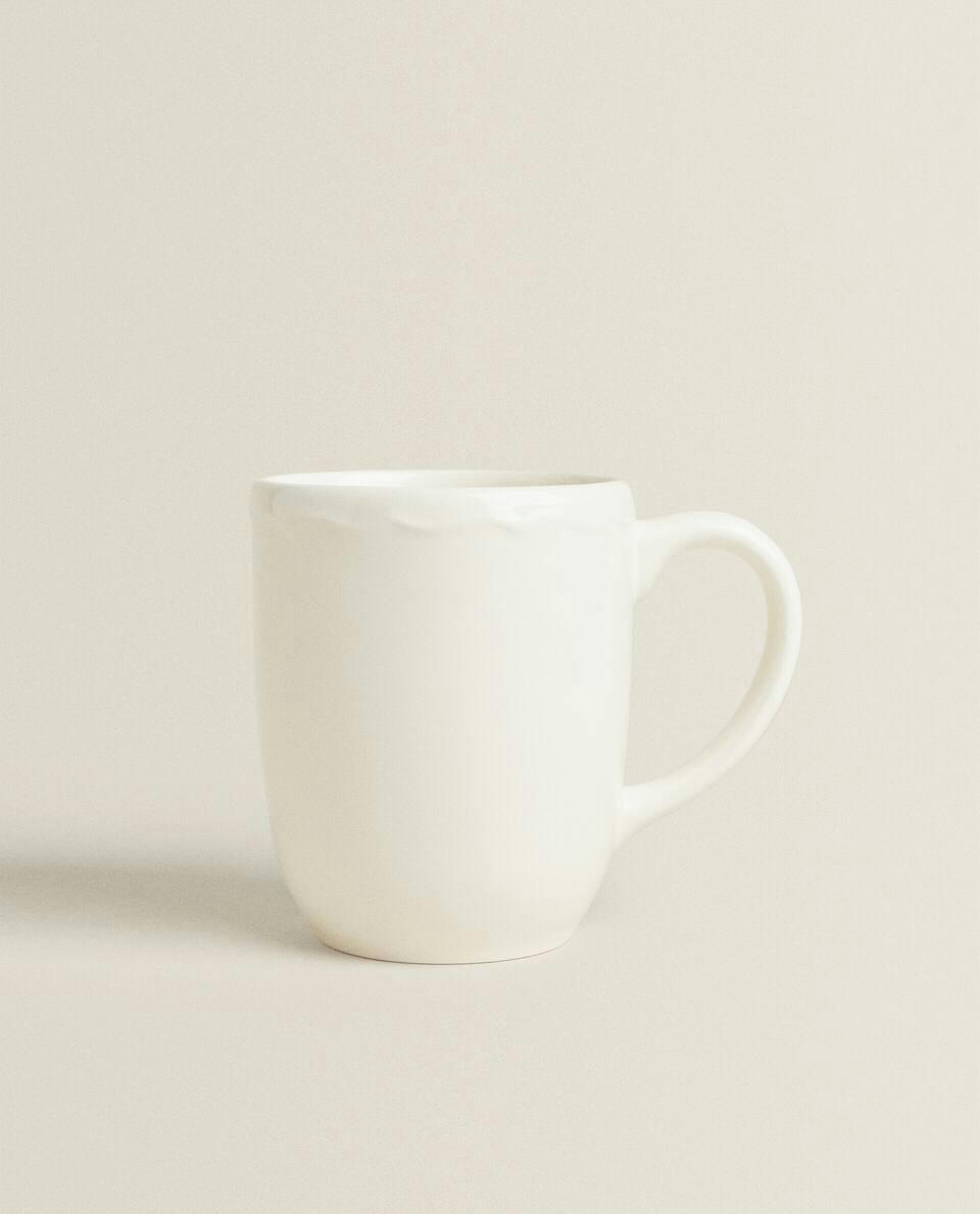 EARTHENWARE MUG WITH A RAISED-DESIGN EDGE