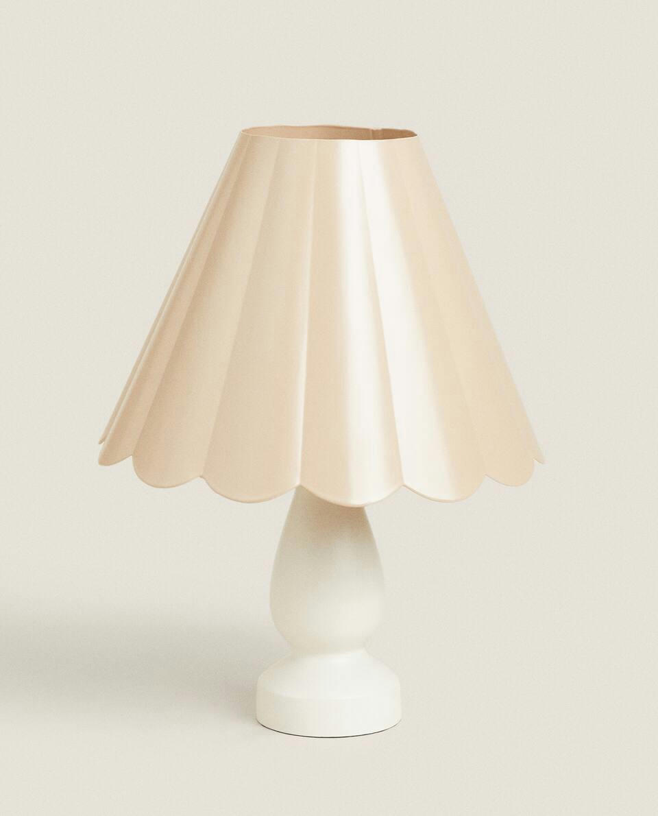 SCALLOPED METAL LAMP