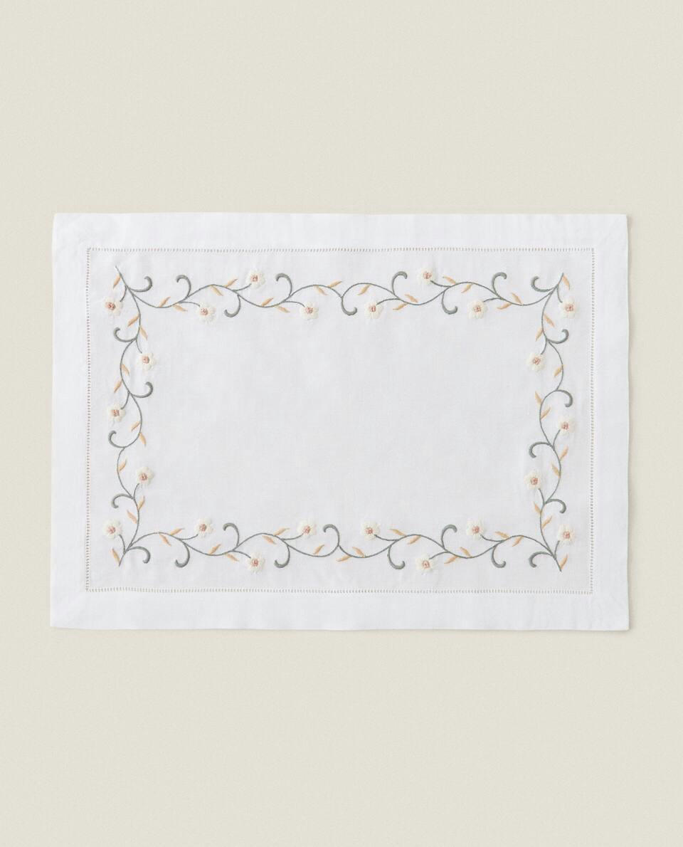 FLORAL EMBROIDERY PLACEMAT