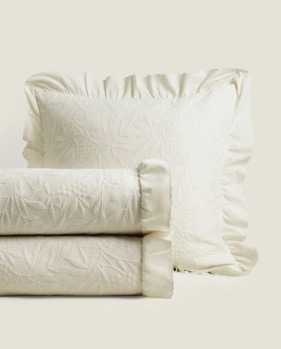 RUFFLE TRIM BEDSPREAD