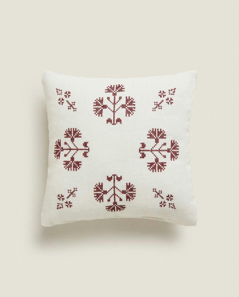 CHRISTMAS CROSS-STITCH CUSHION